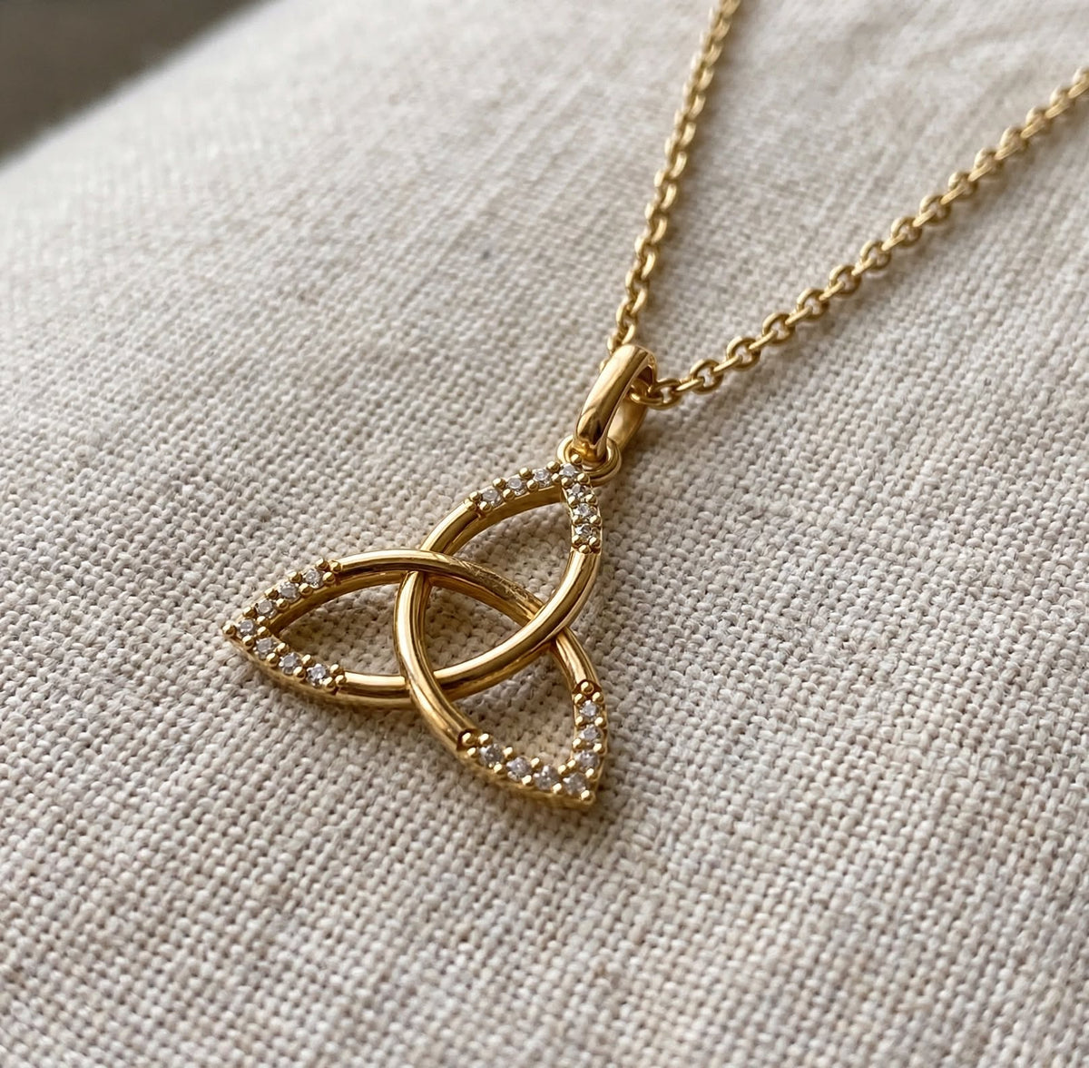 Trinity Düğümü Kolye | Fable Serisi | Altın Kaplama 925 Gümüş | Pavé Zirkon | Mihu Jewelry